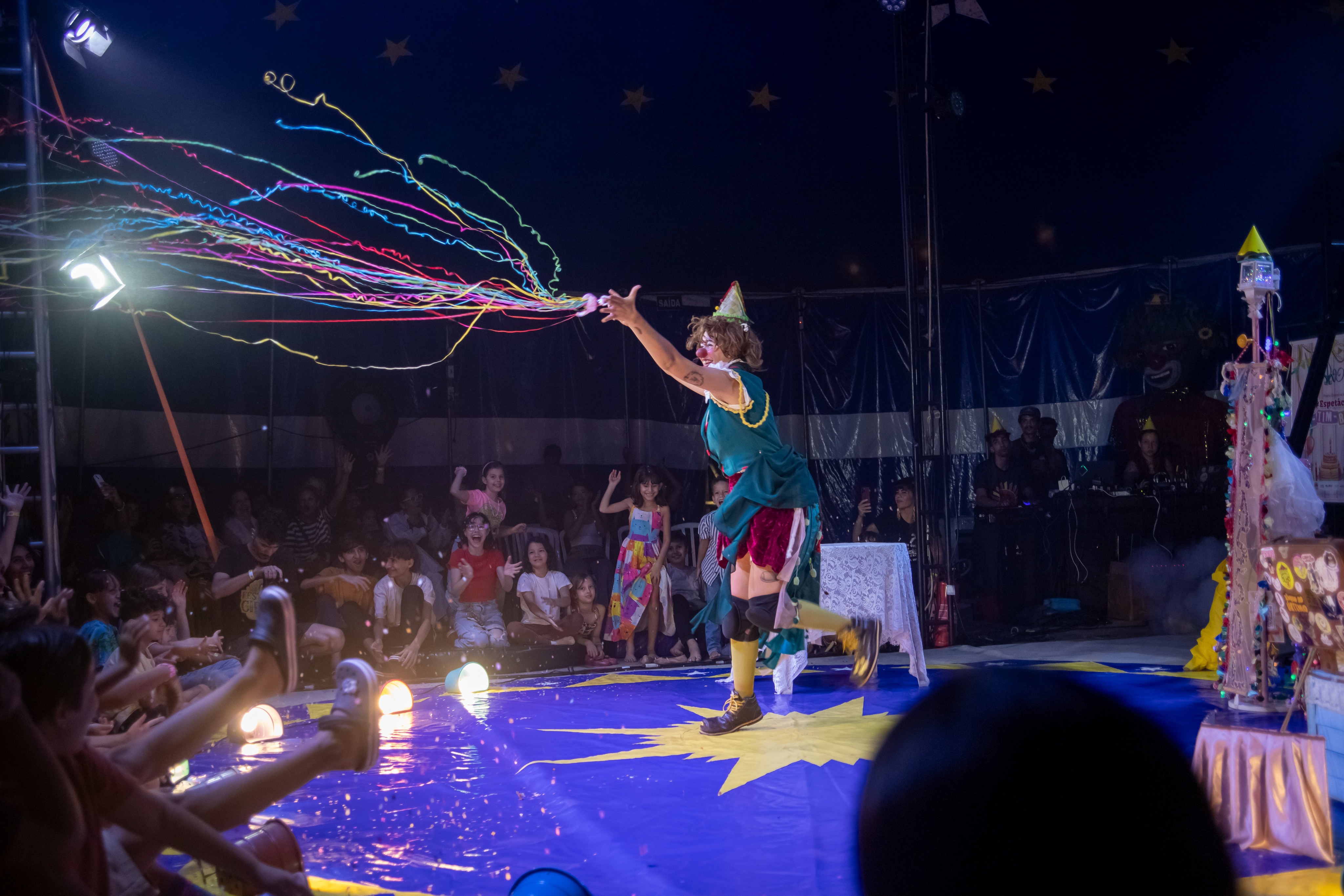 Artista praticando movimento em um espaço de ensaio