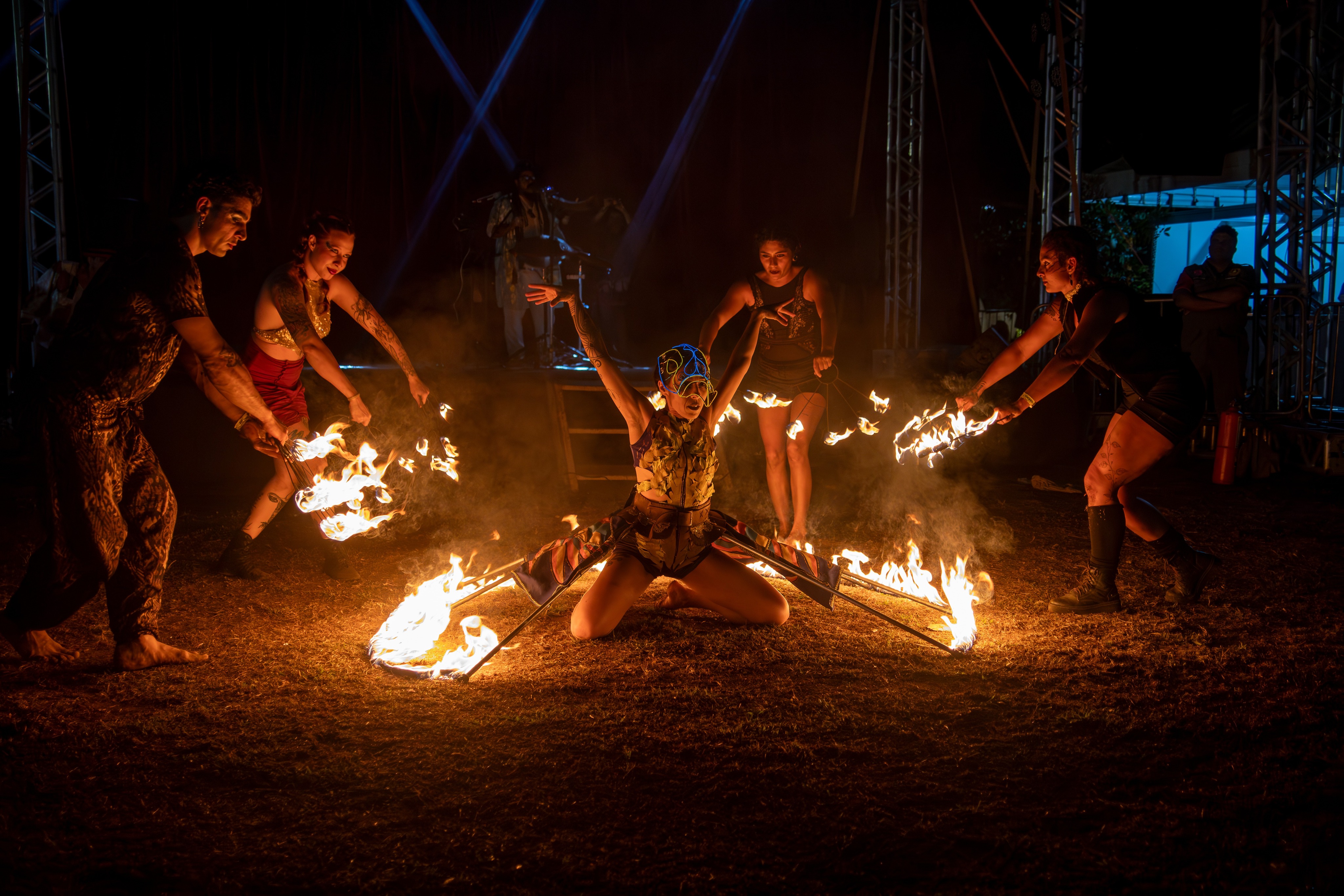 Artista circense em movimento sob uma luz de cena